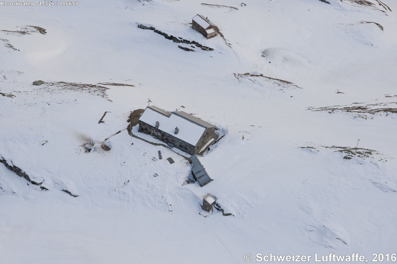 Fridolinshütte SAC, 2111 m.ü.M. (Position: 2'715'363.08, 1'186'677.38), im Gebiet des Tödi (GL), eingebettet zwischen Ochsenstock und Bifertenfirn, auf dem Rücken des Bifertenalpli.